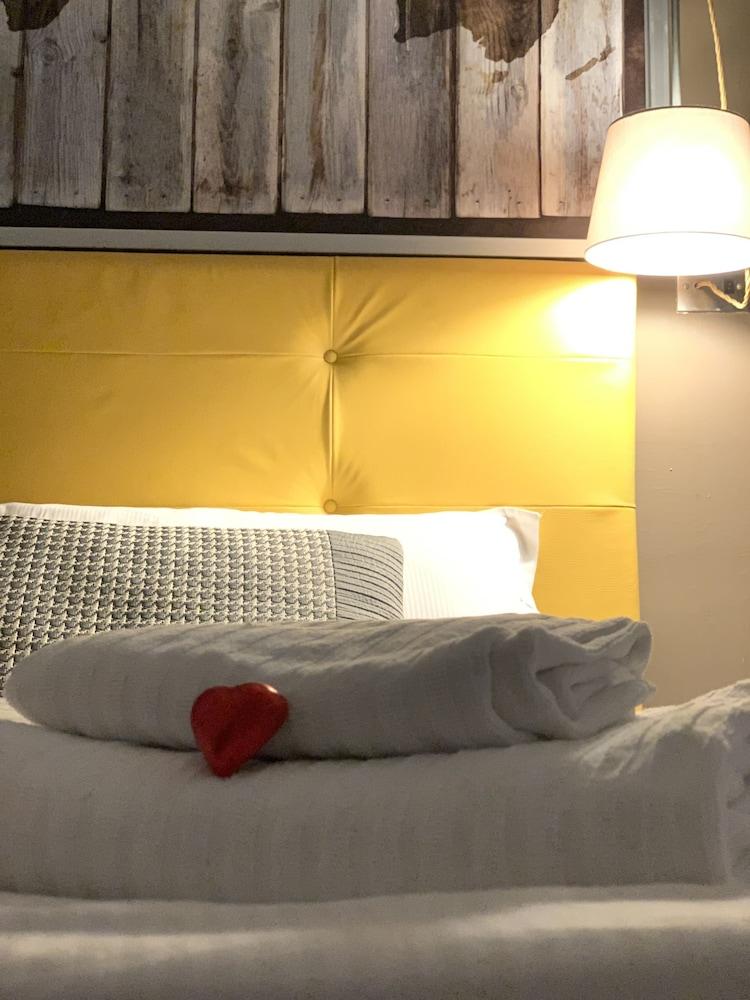 Irooms - Spanish Steps Affittacamere 4*